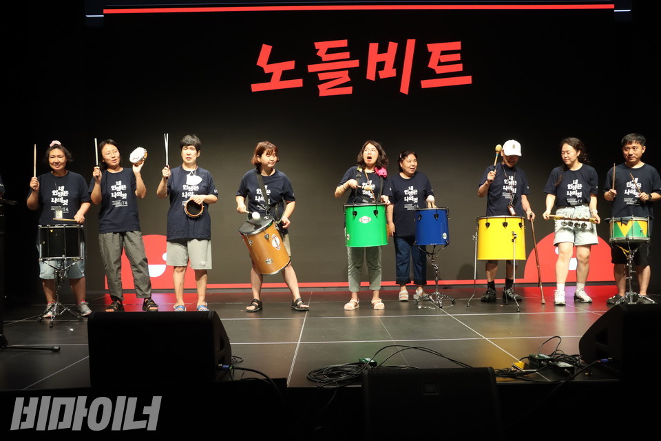 노들쿵쿵차카차카 팀이 브라질 타악기로 ‘바투카다’ 연주를 하고 있다. 사진 강혜민