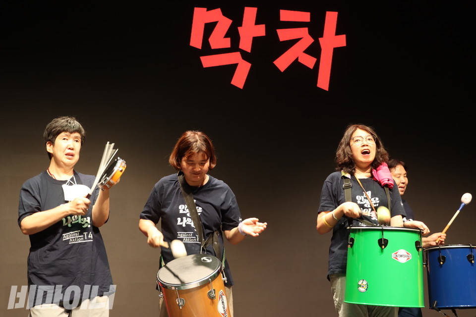 노들쿵쿵차카차카 팀이 브라질 타악기로 ‘바투카다’ 연주를 하고 있다. 사진 강혜민