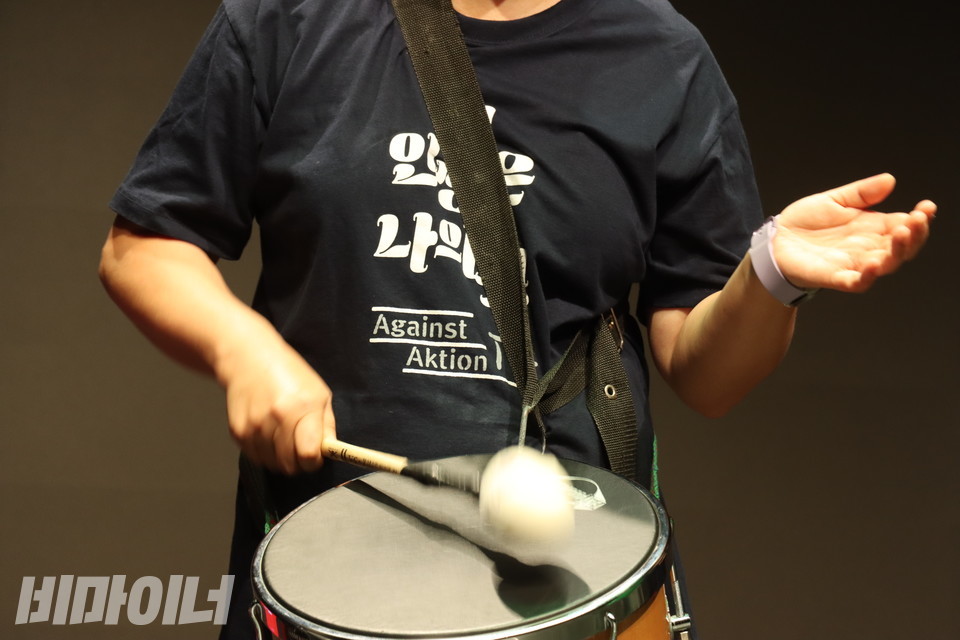 노들쿵쿵차카차카 팀이 브라질 타악기로 ‘바투카다’ 연주를 하고 있다. 사진 강혜민