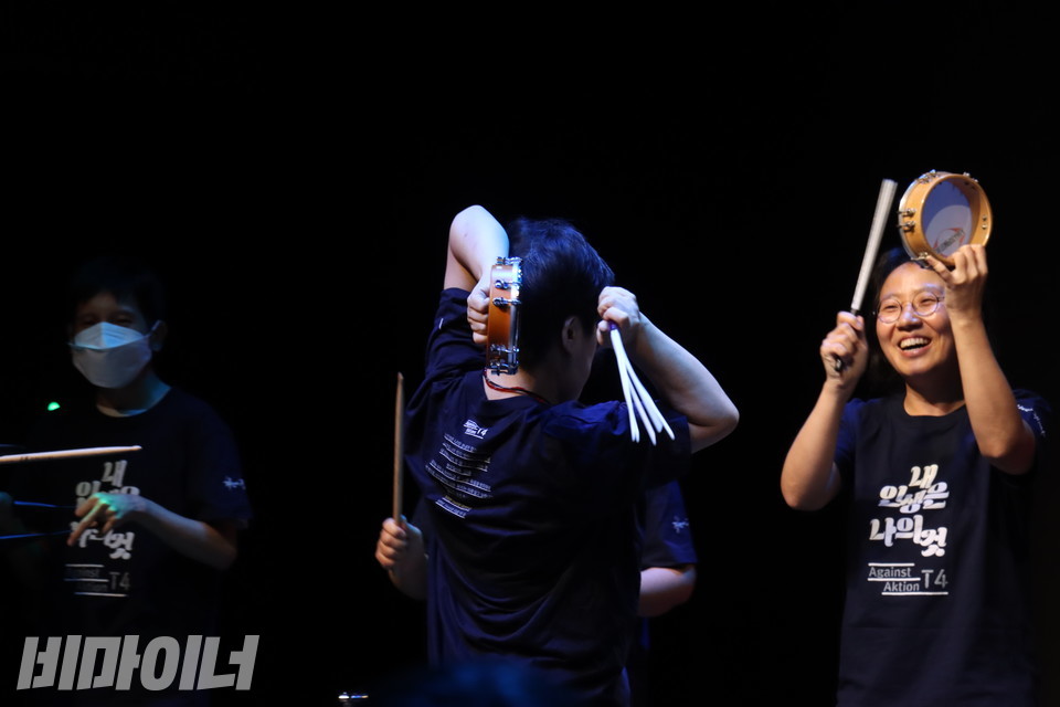 노들쿵쿵차카차카 팀이 브라질 타악기로 ‘바투카다’ 연주를 하고 있다. 사진 강혜민