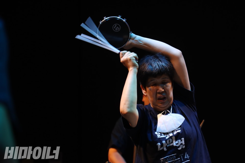 노들쿵쿵차카차카 팀이 브라질 타악기로 ‘바투카다’ 연주를 하고 있다. 사진 강혜민