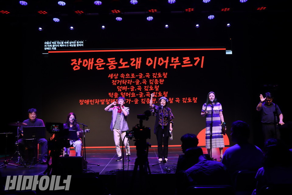 노래패 ‘노래로 물들다’가 축하 공연을 하고 있다. 사진 강혜민