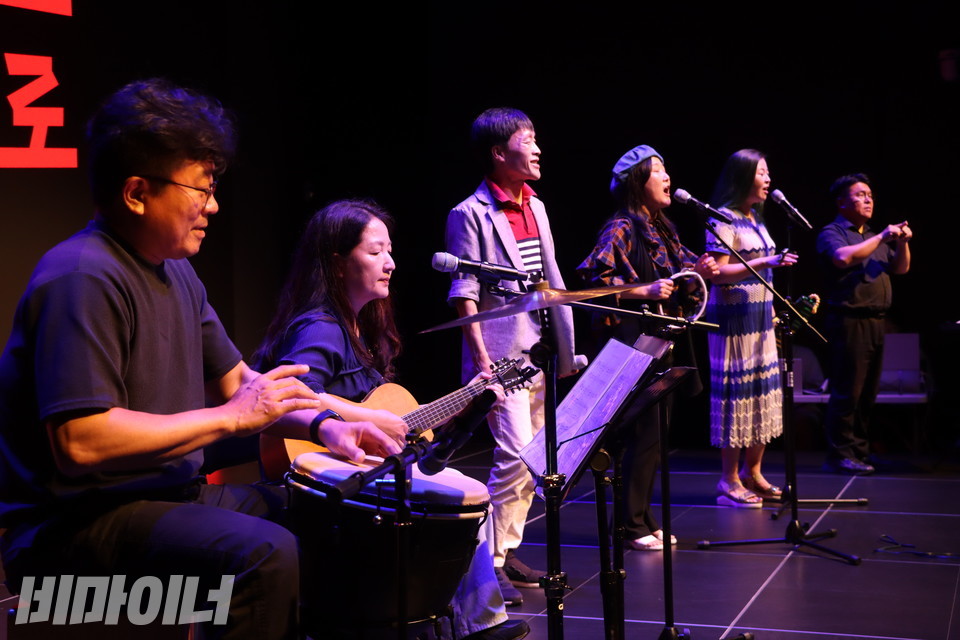 노래패 ‘노래로 물들다’가 축하 공연을 하고 있다. 사진 강혜민
