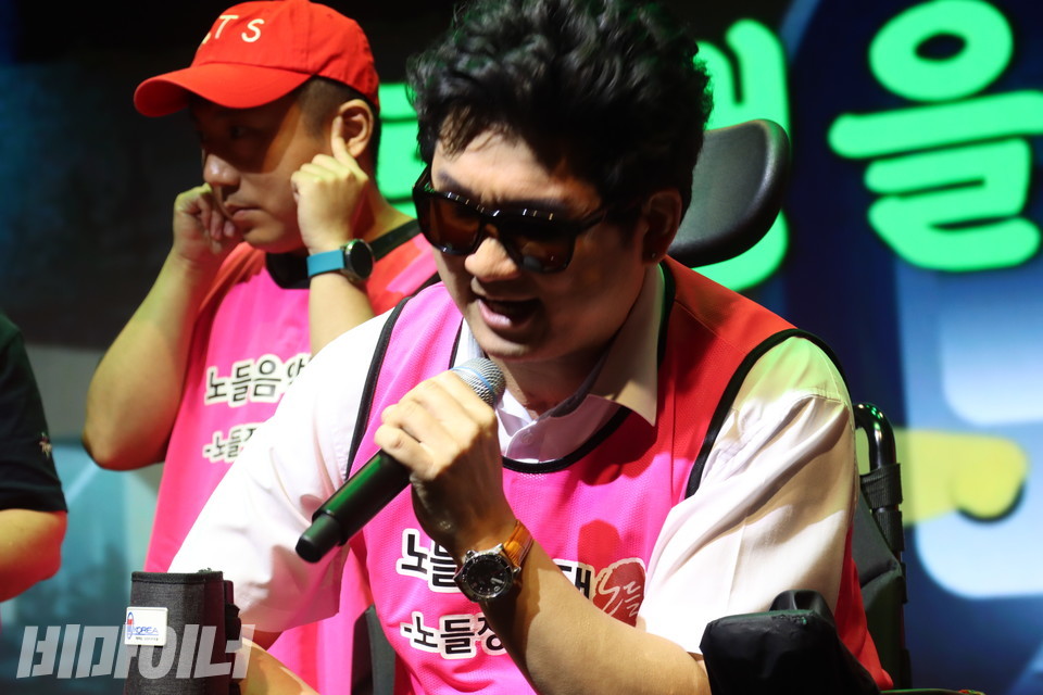 민중엔터테이너 야마가타 트윅스터와 함께 ‘노들테크노전사음악대(NTS)’가 공연하고 있다. 사진 강혜민