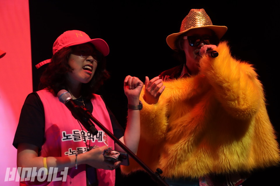 민중엔터테이너 야마가타 트윅스터와 함께 ‘노들테크노전사음악대(NTS)’가 공연하고 있다. 사진 강혜민