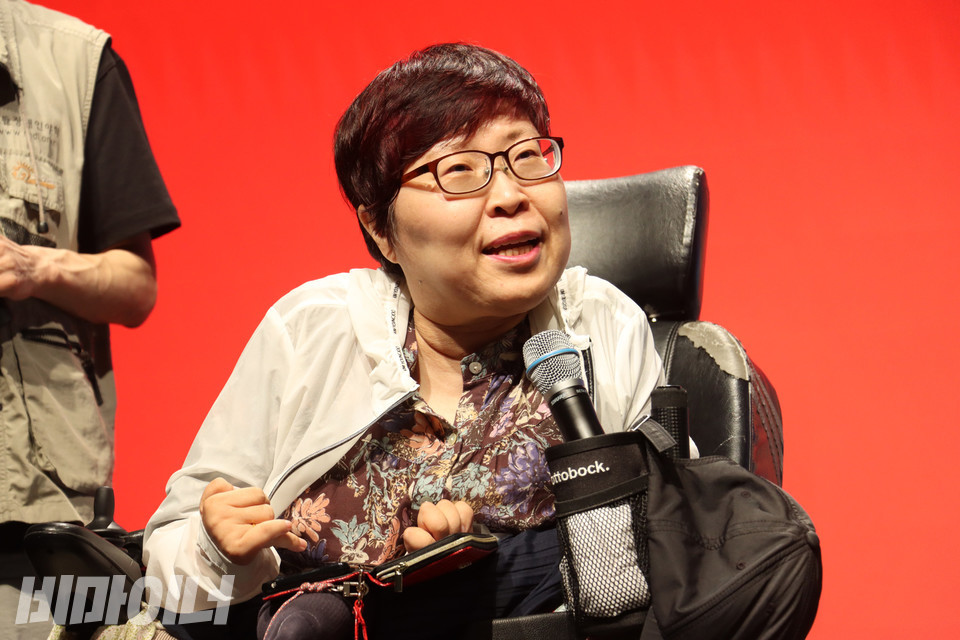 노들야학 학생회장단에서 총무를 맡고 있는 이수미 씨가 축사를 하고 있다. 사진 강혜민