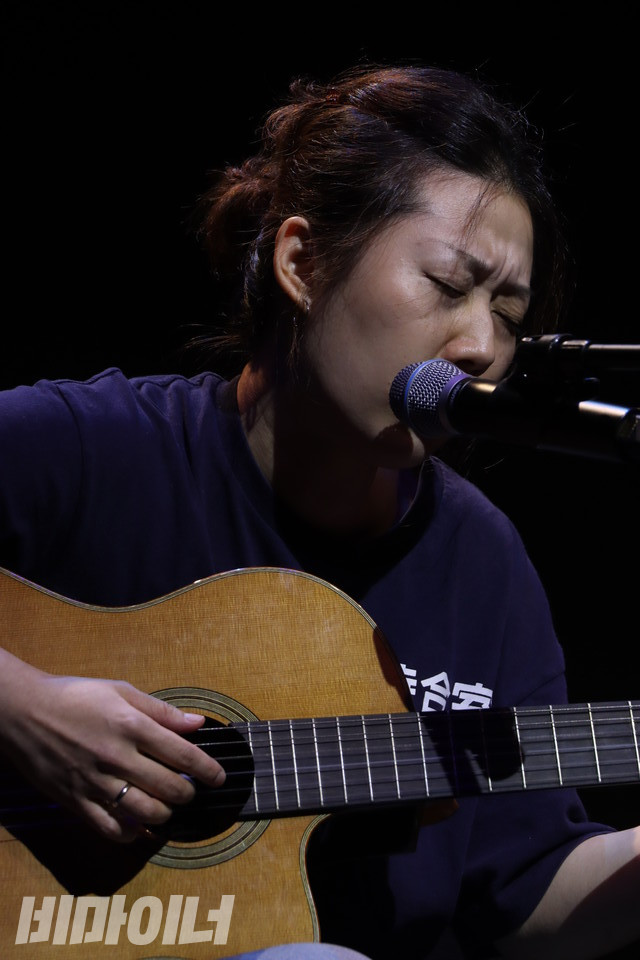 노들노래공장 수업을 하는 만수(가수 이민휘) 교사가 ‘미래의 고향’ 노래를 부르고 있다. 사진 강혜민