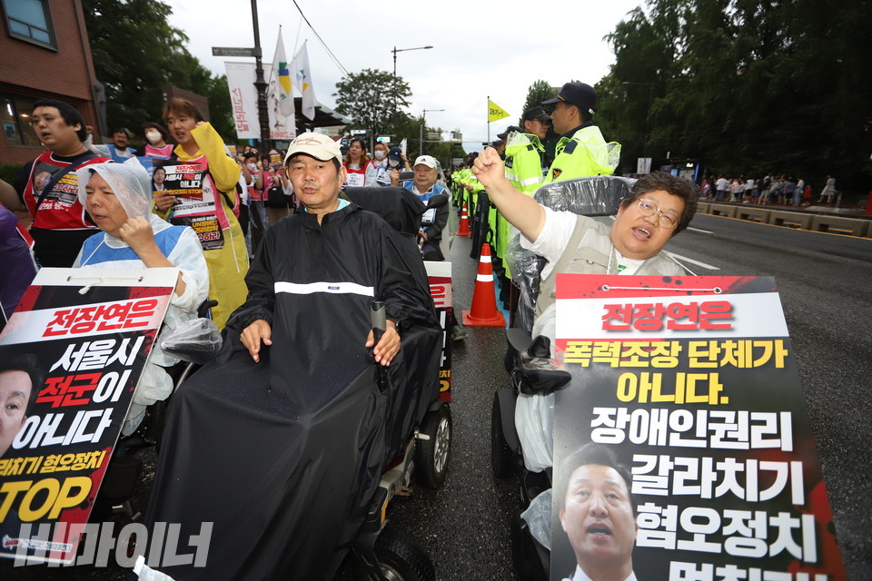 23일 오후 6시, 전장연은 혜화역 2번 출구 앞 도로 1차선을 점거하고 서울시의 면담 파기를 규탄하는 결의대회를 열었다. 사진 강혜민  