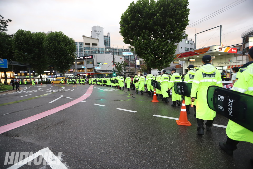 혜화로타리를 에워싼 경찰의 모습. 사진 강혜민