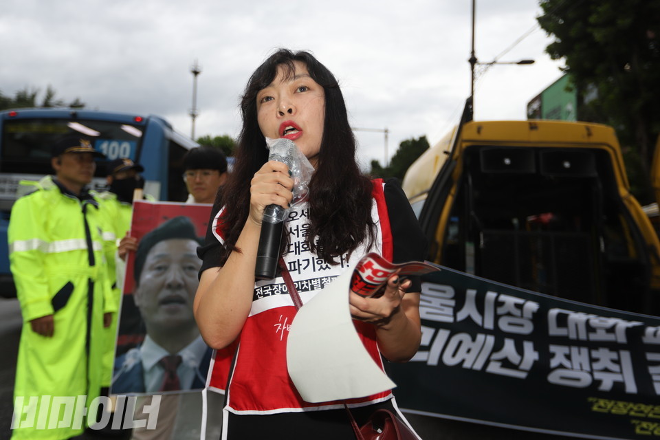 여미애 불평등을 넘어 새로운 서울을 만드는 사람들 ‘너머서울’ 집행위원이 발언하고 있다. 사진 강혜민