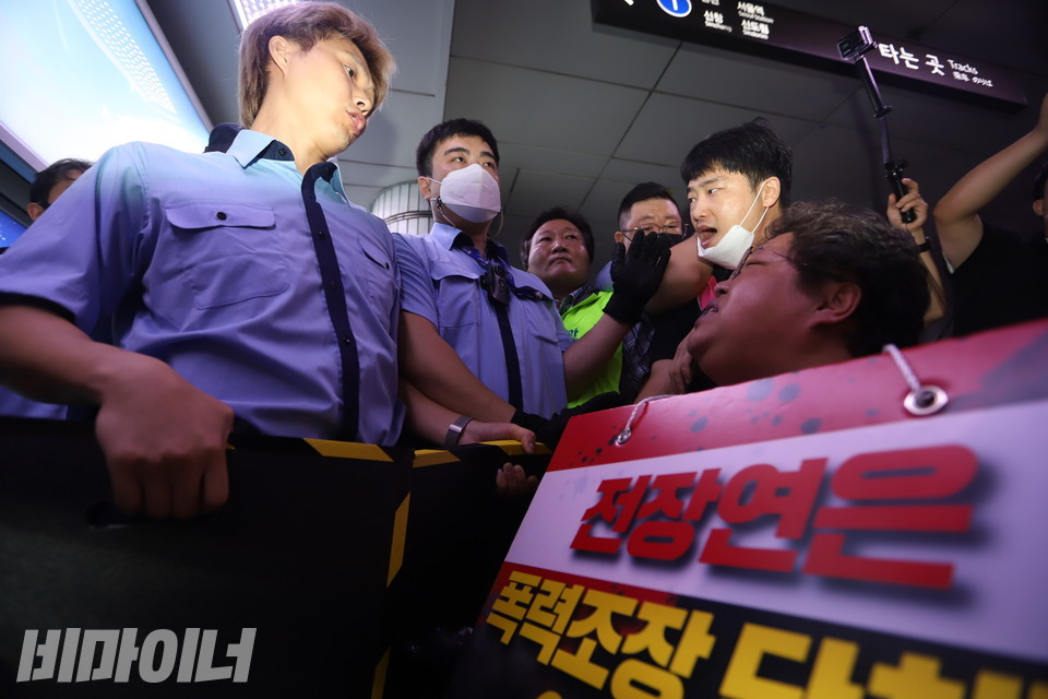 전장연이 5일 오전 8시, 1호선 시청역 1-1 승강장에서 ‘2024년도 장애인권리예산 쟁취 및 오세훈 서울시장 혐오정치 고발 - 출근길 지하철 탑니다’ 선포 기자회견을 열었다. 방패를 든 서울교통공사 직원들이 장애인 활동가들의 지하철 탑승을 원천 봉쇄하고 있다. 사진 강혜민