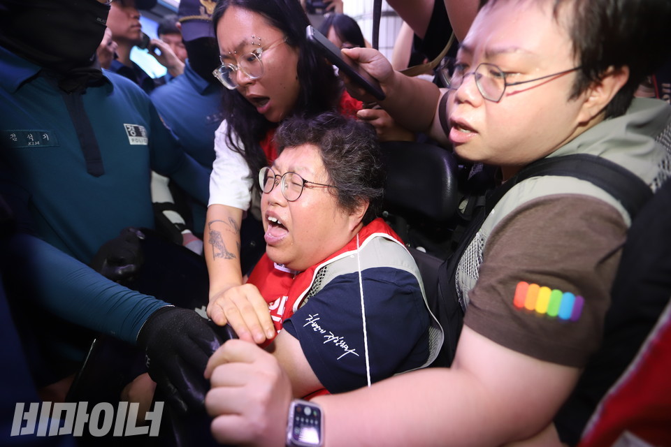 경찰에 의해 지하철 탑승이 가로막히자, 전장연 활동가들이 이에 항의하고 있다. 사진 강혜민