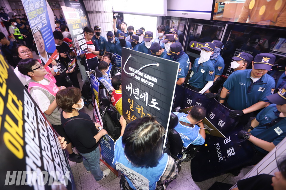 방패를 든 경찰들이 장애인 활동가들의 지하철 탑승을 원천 봉쇄하고 있다. 사진 강혜민