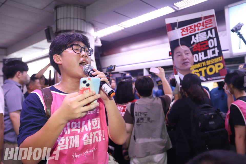 이재민 전장연 활동가가 시민호소문을 낭독하고 있다. 사진 강혜민
