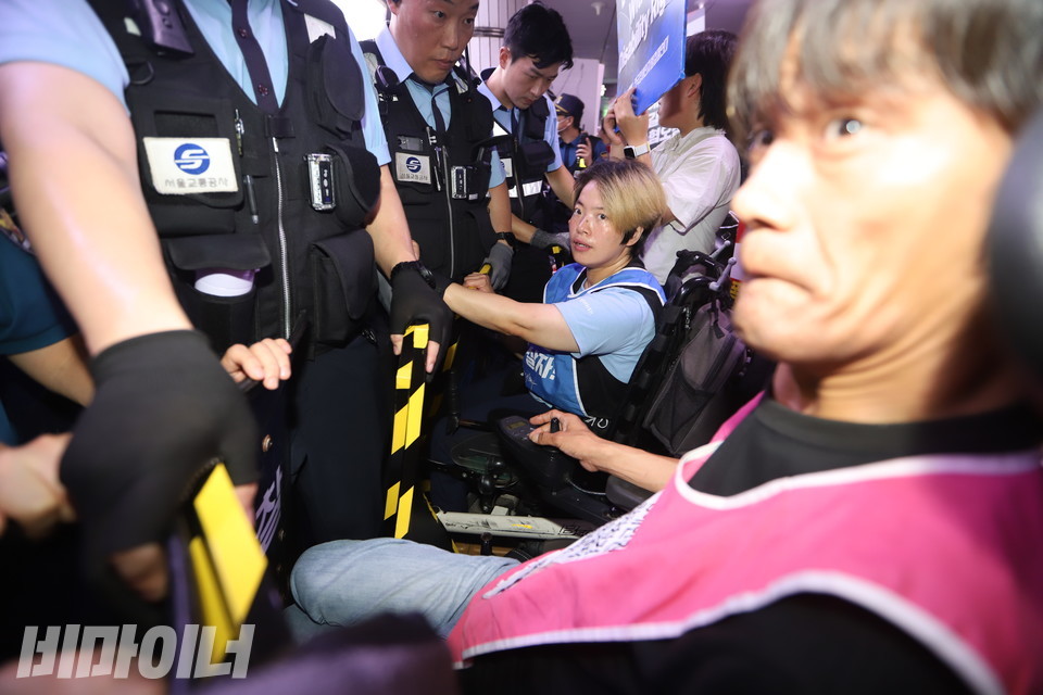 방패를 든 서울교통공사 직원들이 장애인 활동가들의 지하철 탑승을 원천 봉쇄하고 있다. 사진 강혜민
