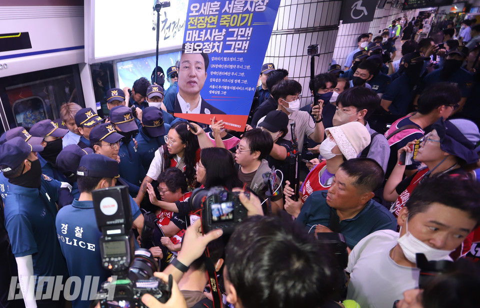 경찰에 의해 지하철 탑승이 가로막히자, 전장연 활동가들이 이에 항의하고 있다. 사진 강혜민