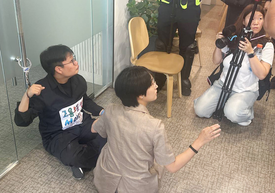 장혜영 정의당 의원이 와서 현장을 살피고 있다. 사진 전장연 