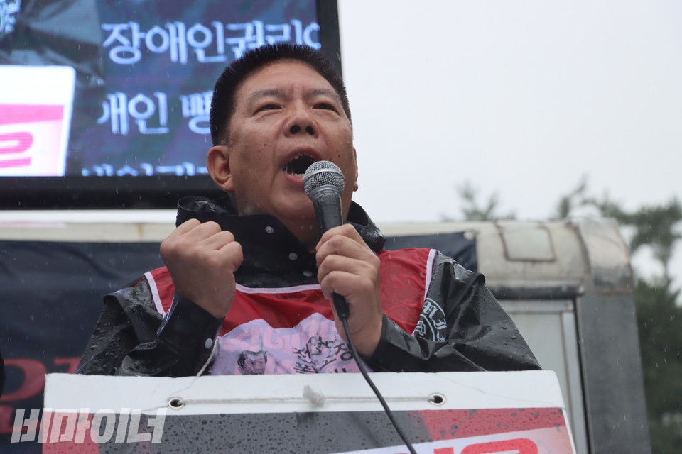 권달주 전장연 상임공동대표가 “투쟁”을 외치고 있다. 사진 하민지