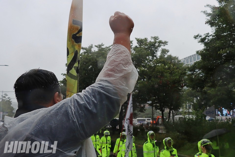 박철균 전장연 활동가가 주먹을 쥐고 “투쟁”을 외치고 있다. 사진 하민지