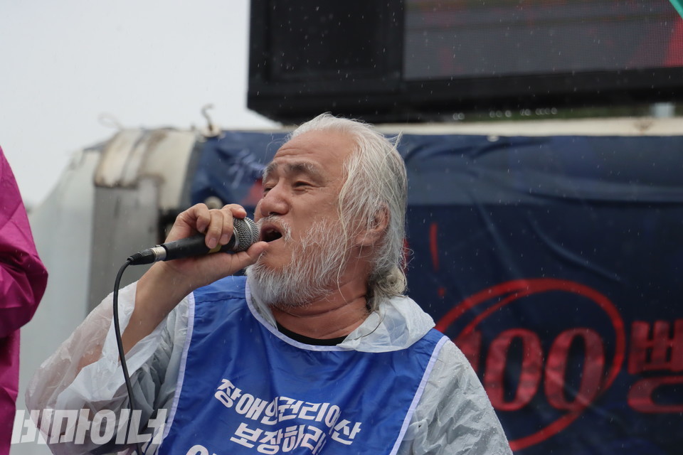 박경석 전장연 상임공동대표가 문화공연 중이다. 사진 하민지