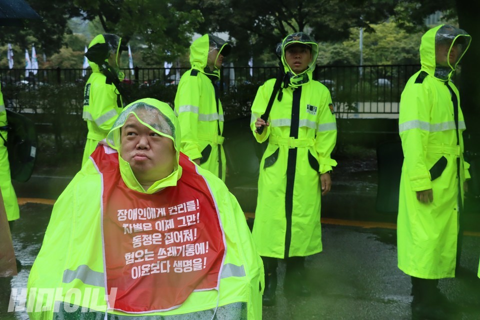 행진 중인 탁신 김포센터 활동가. 사진 하민지