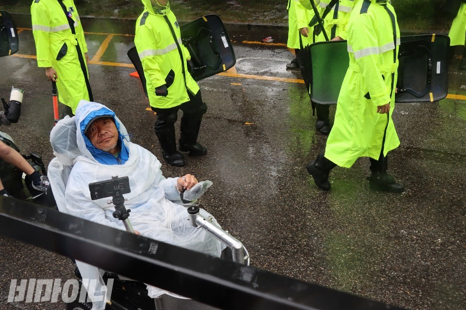 이규식 서울장애인차별철폐연대 상임대표가 행진 중이다. 사진 하민지