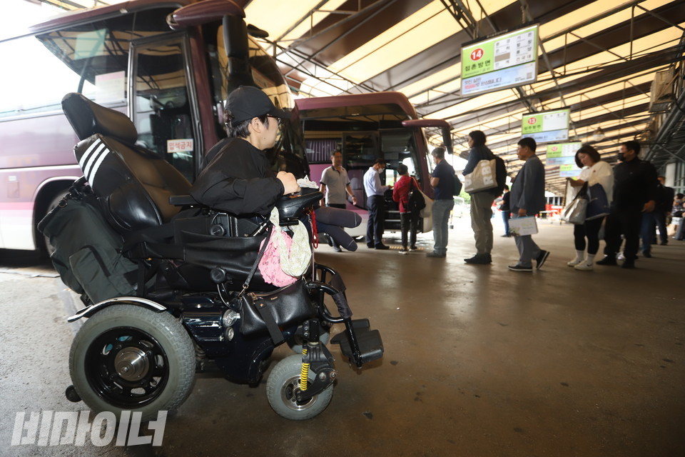 동서울터미널에서 이수미 씨가 버스에 오르는 사람들을 바라보고 있다. 사진 강혜민