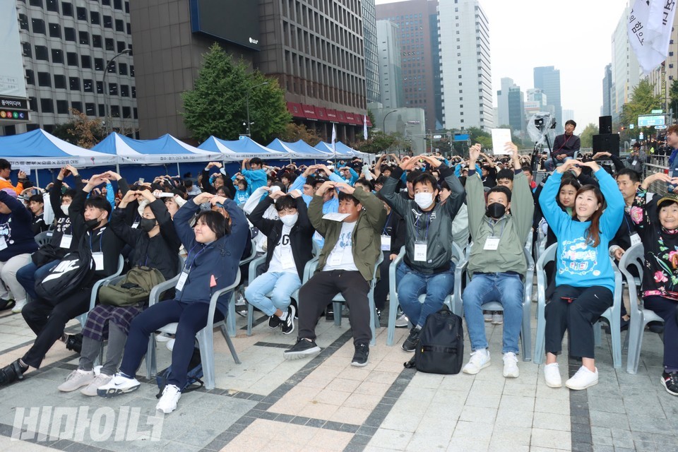 양재형 씨가 “자립생활에 찬성하는 분들은 머리 위로 O를 그려 주세요. 반대하는 분들은 X를 그려 주세요”라고 하자 모두 머리 위로 O를 그리고 있다. 사진 하민지