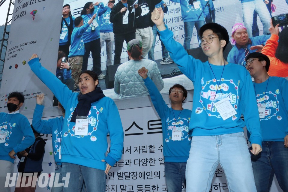 춤을 추며 구호를 외치는 활동가들. 사진 하민지