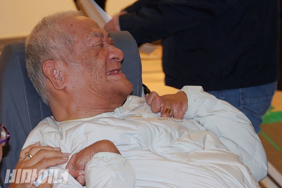 조인제 씨가 상을 받고 환히 웃고 있다. 사진 하민지