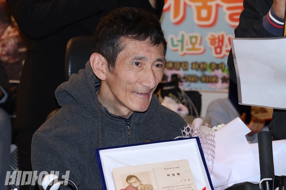 고철영 씨가 상패를 안고 미소 짓고 있다. 사진 하민지