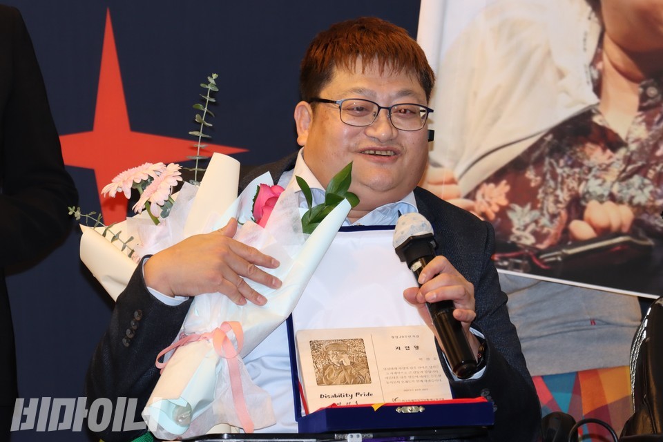 박성호 씨가 활짝 웃으며 수상소감을 말하고 있다. 사진 하민지