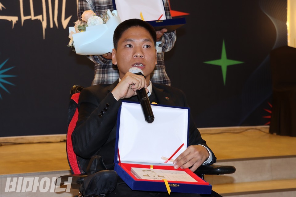 배영준 씨가 무릎 위에 상패를 올려놓고 수상소감을 말하고 있다. 사진 하민지