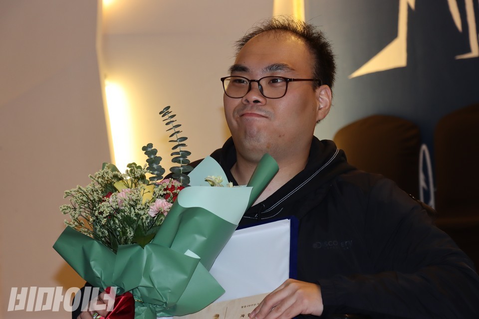 반성훈 씨가 꽃다발을 안고 미소 짓고 있다. 사진 하민지