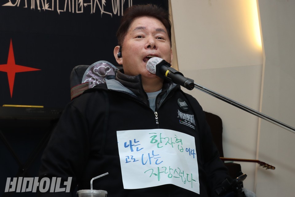 최용기 한자협 회장이 발언 중이다. 그는 자신의 상의에 “나는 한자협이다, 고로 나는 자랑스럽다”라고 적은 종이를 붙였다. 사진 하민지