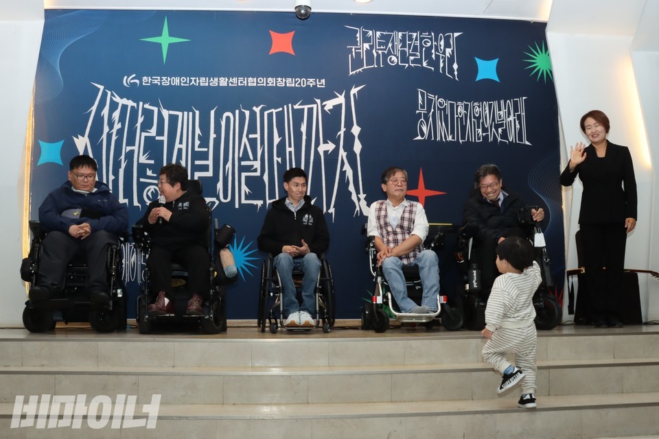 기념식 무대 위에서 사람들이 발언하고 있다. 이형숙 한자협 부회장의 손주 임조운 군이 무대 위로 올라가고 있다. 사진 하민지