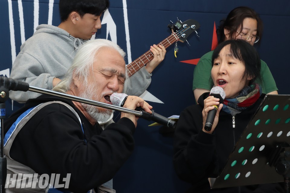 어깨꿈밴드가 공연 중이다. 사진 하민지