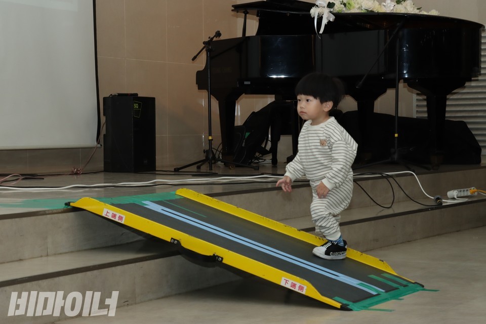 이형숙 한자협 부회장의 손주 임조운 군이 휠체어 경사로 위를 오가며 놀고 있다. 사진 하민지