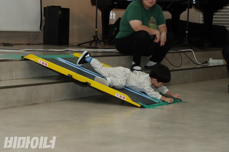 임조운 군이 휠체어 경사로 위에서 놀고 있다. 사진 하민지