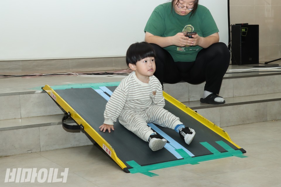 임조운 군이 휠체어 경사로 위에 앉아 있다. 사진 하민지