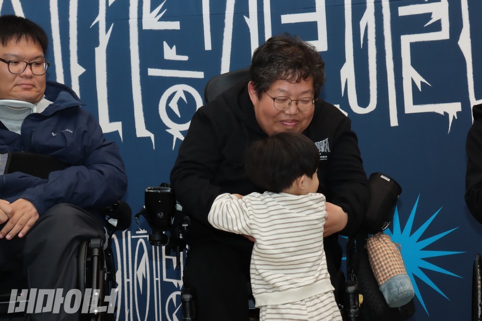 이형숙 한자협 부회장이 손주 임조운 군을 안아주고 있다. 노금호 한자협 부회장이 이를 쳐다보고 있다. 사진 하민지