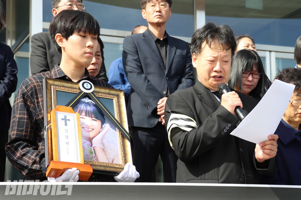 지난 6일, 유족들은 인천 적십자병원 장례식장 앞에서 유족 입장 발표 기자회견을 열고 진상규명을 촉구했다. 계율 씨 옆에서 고인의 조카가 영정 사진을 들고 있다. 사진 강혜민 