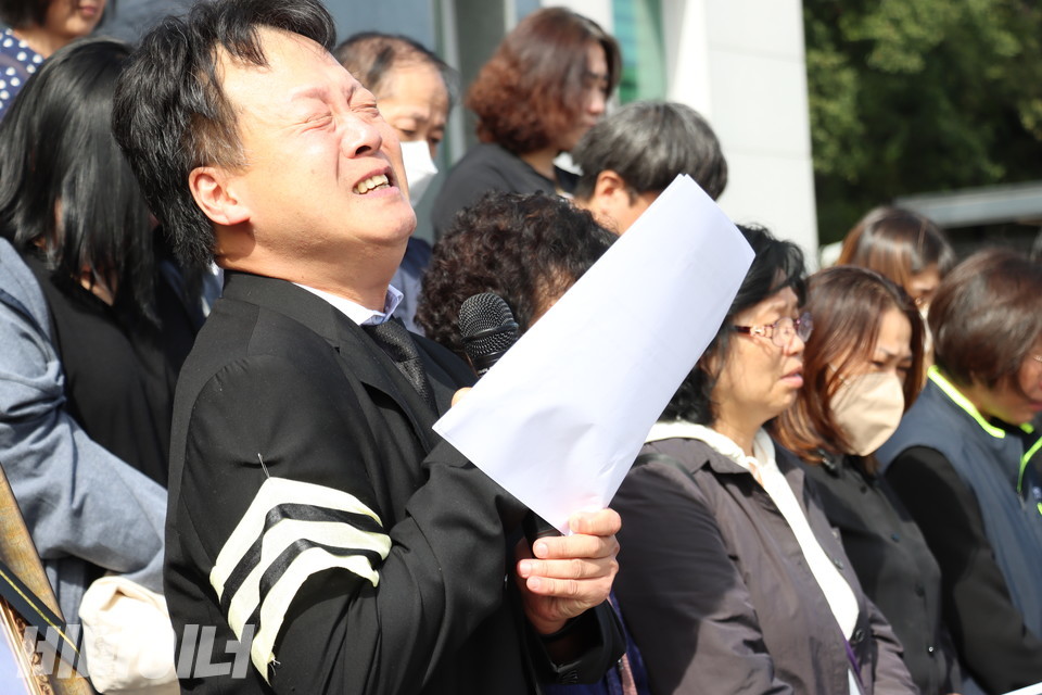 지난 6일, 남편 계율 씨는 진상규명이 될 때까지 화장할 수 없다며 아내의 시신을 인천 적십자병원 영안실에 안치시켰다. 장례식장 앞에서 열린 유족 입장 발표 기자회견에서 상복을 입은 계율 씨가 가슴을 부여잡고 울고 있다. 사진 강혜민 