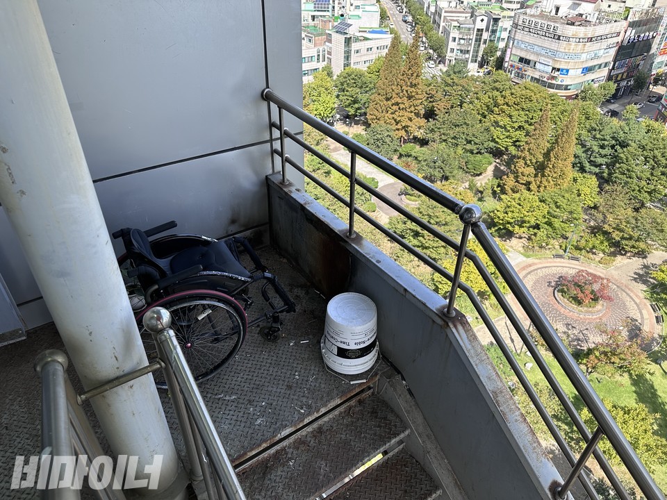 지난 6일, 사고 현장에 있던 고 김경현 씨의 휠체어. 사진 강혜민