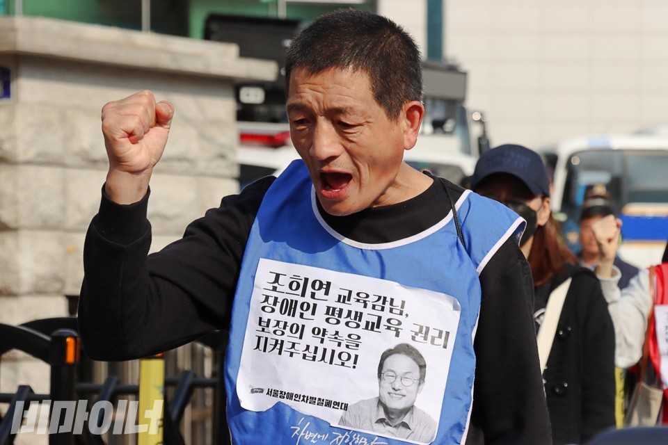 이준호 노들야학 학생이 “투쟁”을 외치고 있다. 사진 하민지