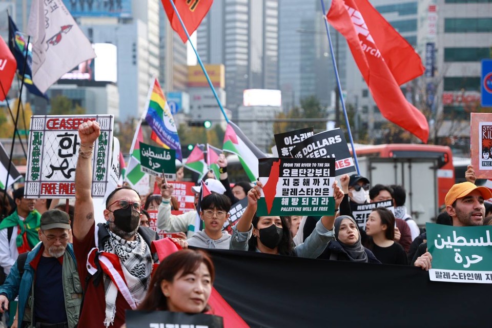 이스라엘의 가자지구 무차별 공습을 규탄하는 시민사회 2차 긴급행동이 지난 4일, 이스라엘 대사관 건너편 효림빌딩 앞에서 열렸다. 이날 집회에는 500여 명의 시민이 함께했다. 사진 스튜디오R 