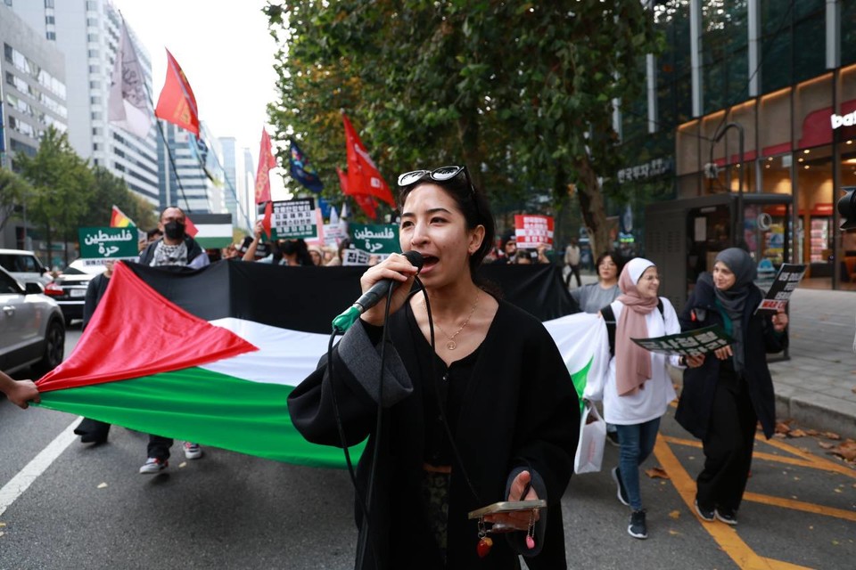 팔레스타인 디아스포라 림 자이툰이 행진하며 발언하고 있다. 사진 스튜디오R 
