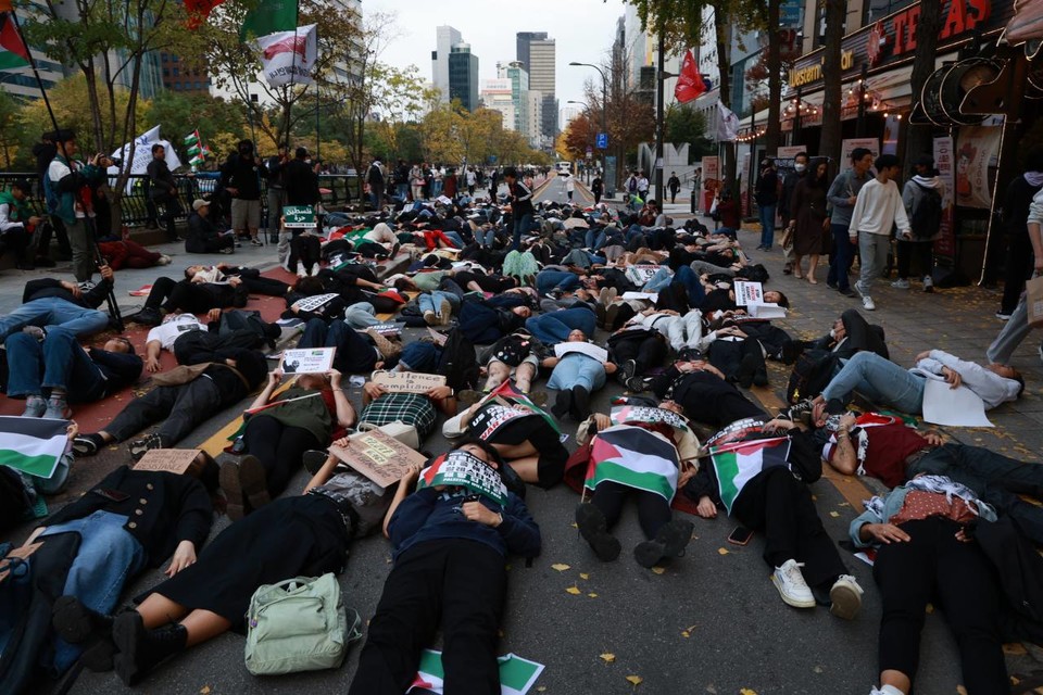 집회 참여자들이 죽어가는 사람들의 모습을 표현하는 다이-인(die-in) 퍼포먼스를 사이렌 소리에 맞춰 진행하고 있다. 사진 스튜디오R