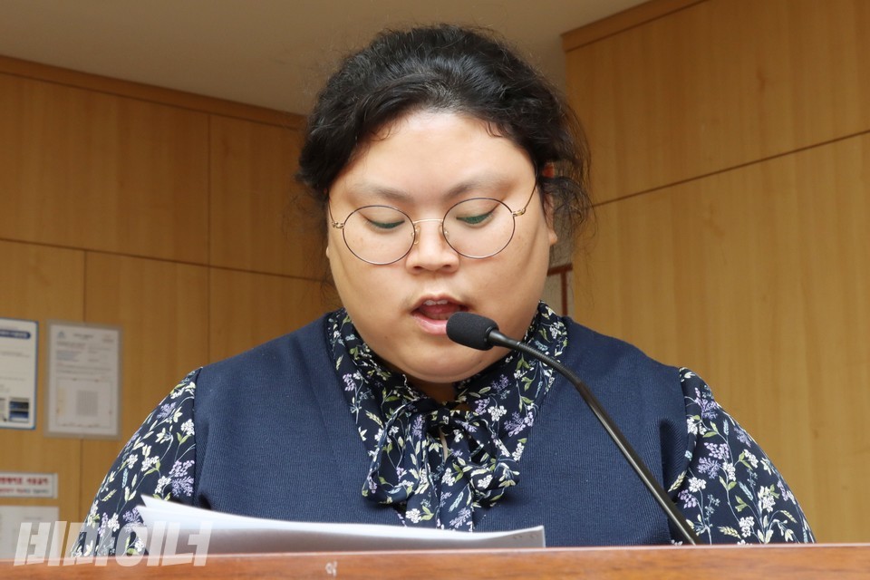 박경인 전국탈시설장애인연대 대표가 증언하고 있다. 사진 하민지