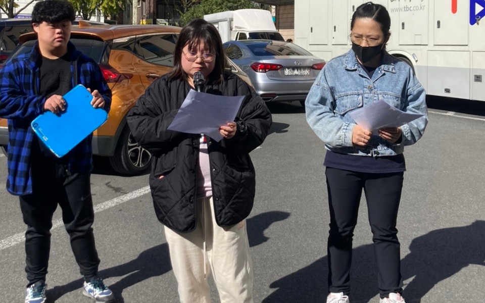 발달장애인 자립지원사업에 참여 중인 배정희 씨가 발언 중이다. 사진 정주리 다사센터 사무국장